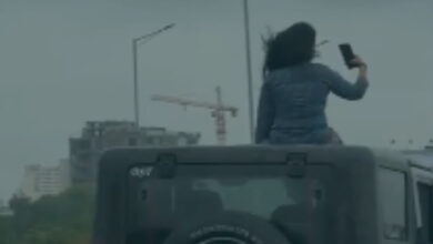 चलती थार के छत पर चढ़ी लड़की, बारिश के साथ बनाने लगी Video, अब खोज रही पुलिस | The girl climbed on the roof of a moving Thar and started making a video with the rain