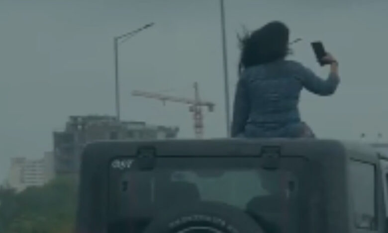 चलती थार के छत पर चढ़ी लड़की, बारिश के साथ बनाने लगी Video, अब खोज रही पुलिस | The girl climbed on the roof of a moving Thar and started making a video with the rain